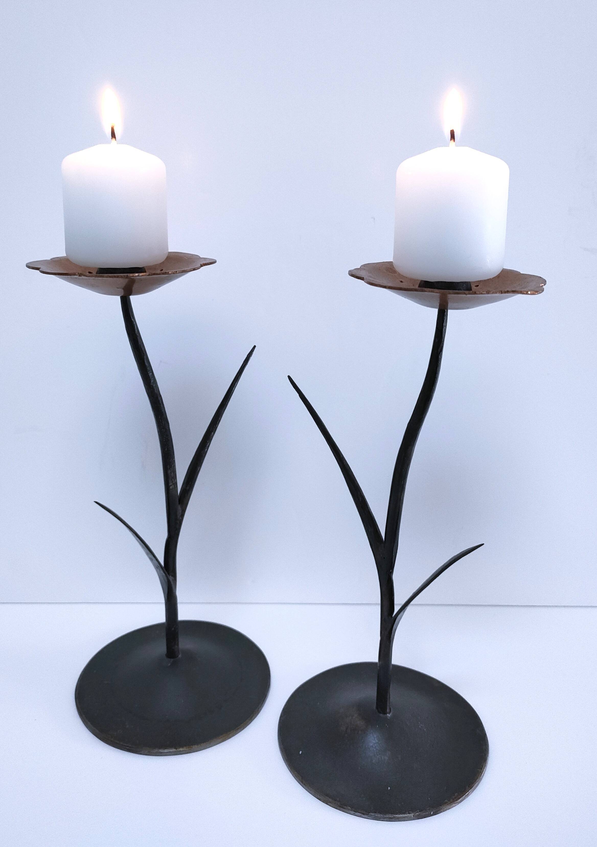Pair of flower-shaped candlesticks in black metal and copper