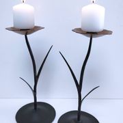 Paire de bougeoirs forme fleurs métal noir et cuivre