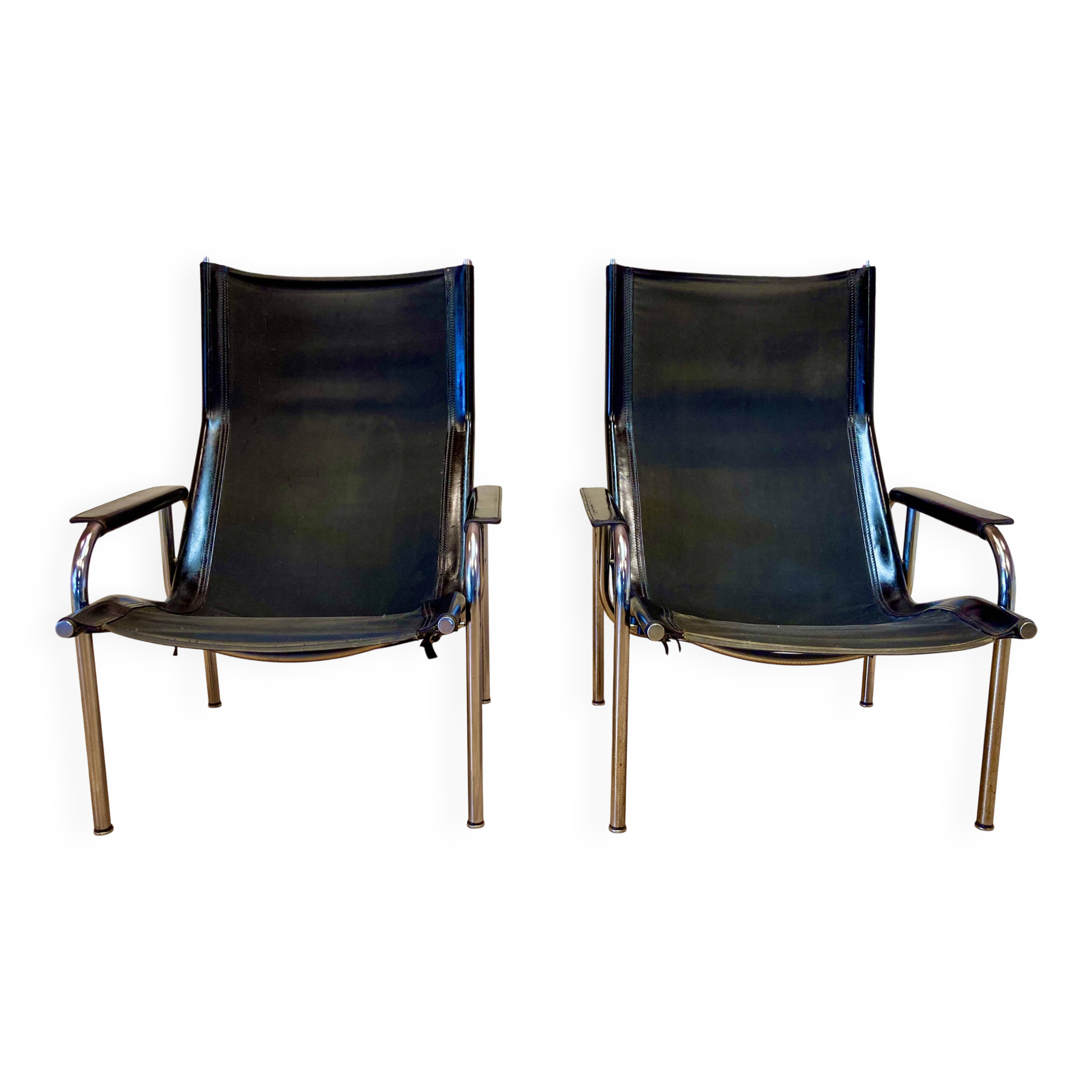 Set of 2 black leather and chrome reclining chairs designed by Hans Eichenberger.
