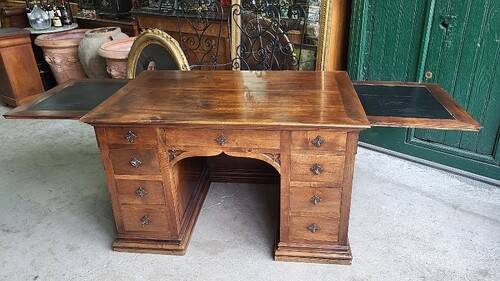 Ancien bureau 9 tiroirs en noyer de style gothique ref je