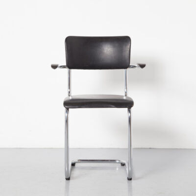 Tubax cantilever chair with black armrest