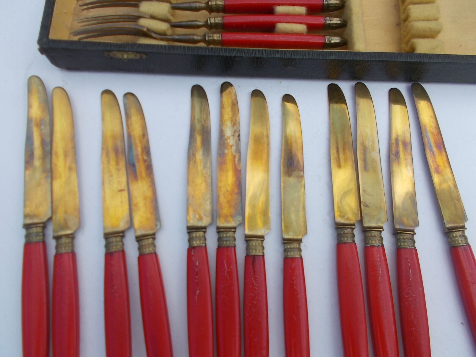 Housewife covered dessert red handle