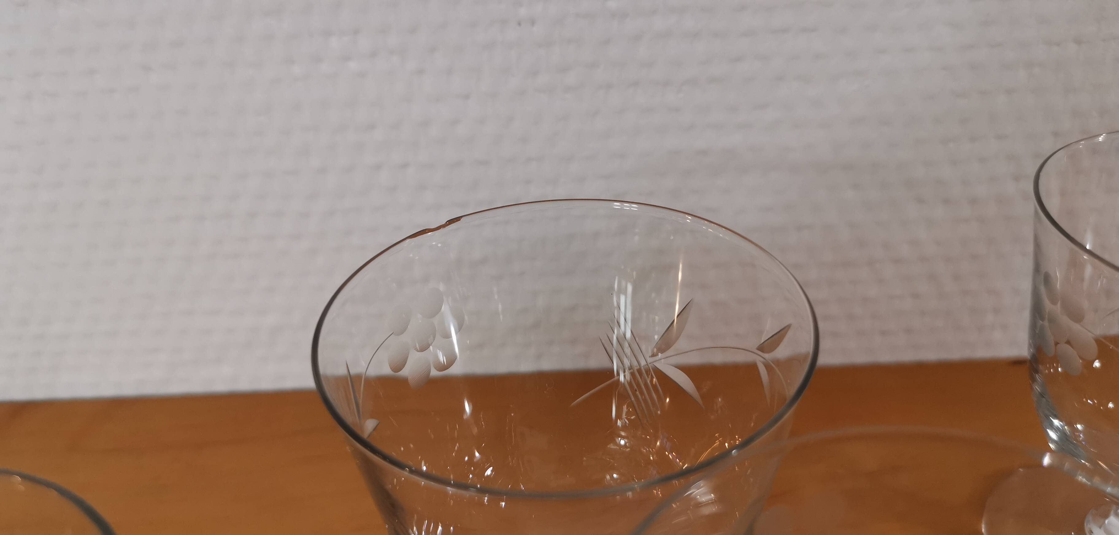 Ensemble vintage de 5 verres gravé sur pieds