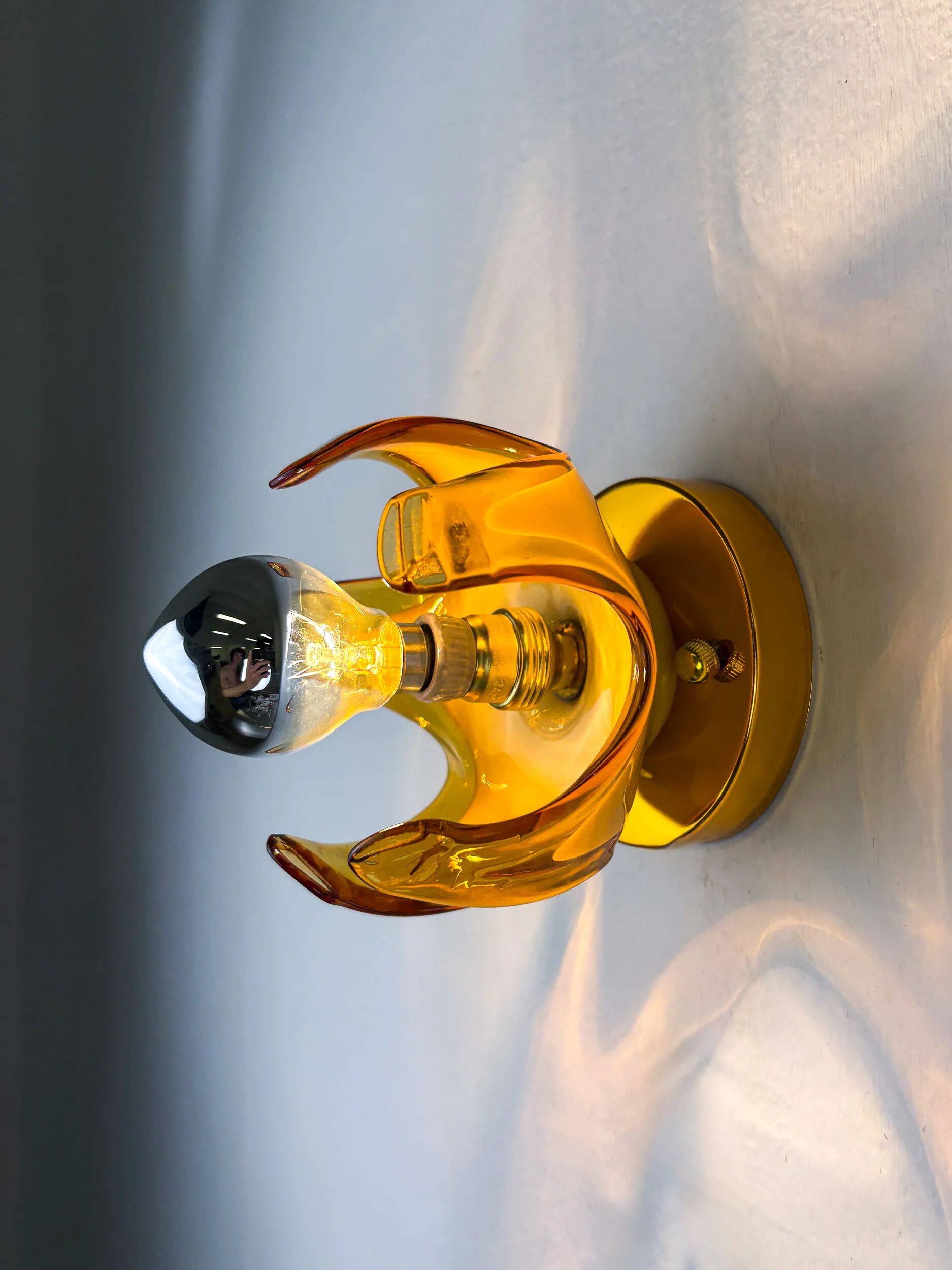 Applique Carlo Nason pour Mazzega Murano, verre soufflé de Murano orange Italie, vers les années 1970.