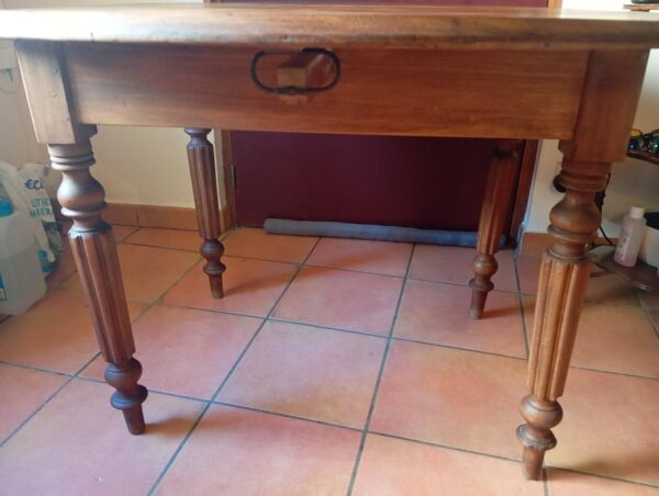 Table ronde en noyer a abattants - style louis philippe