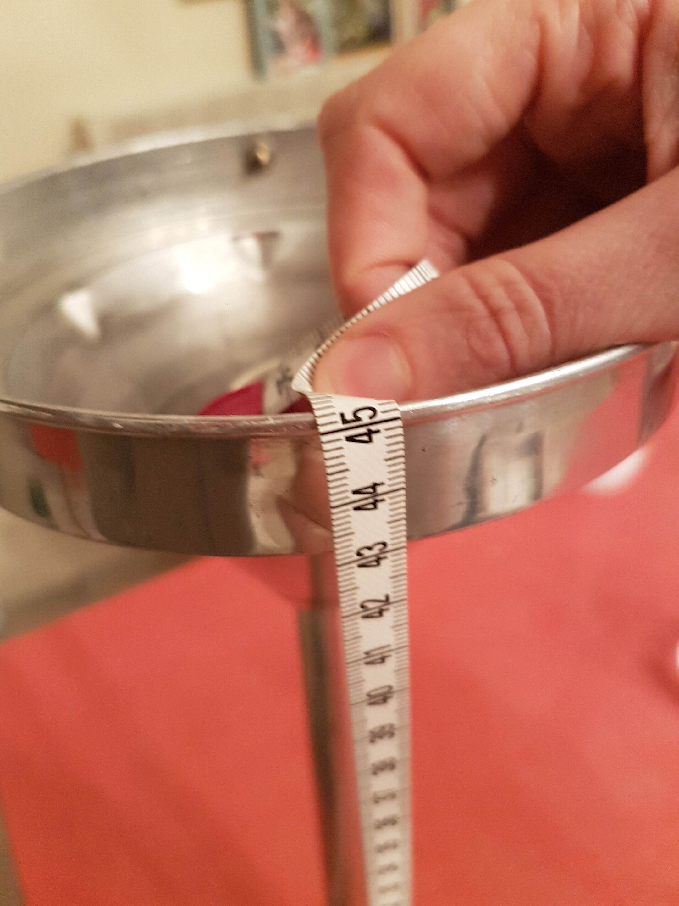 Art deco globe pendant light in white opaline and aluminum rod