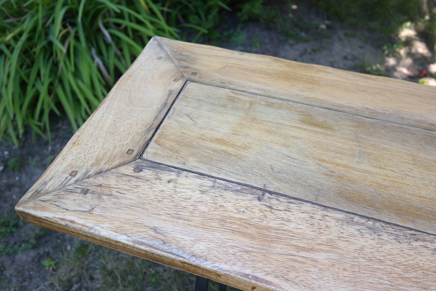 Pairs of benches in light wood and tubular metal