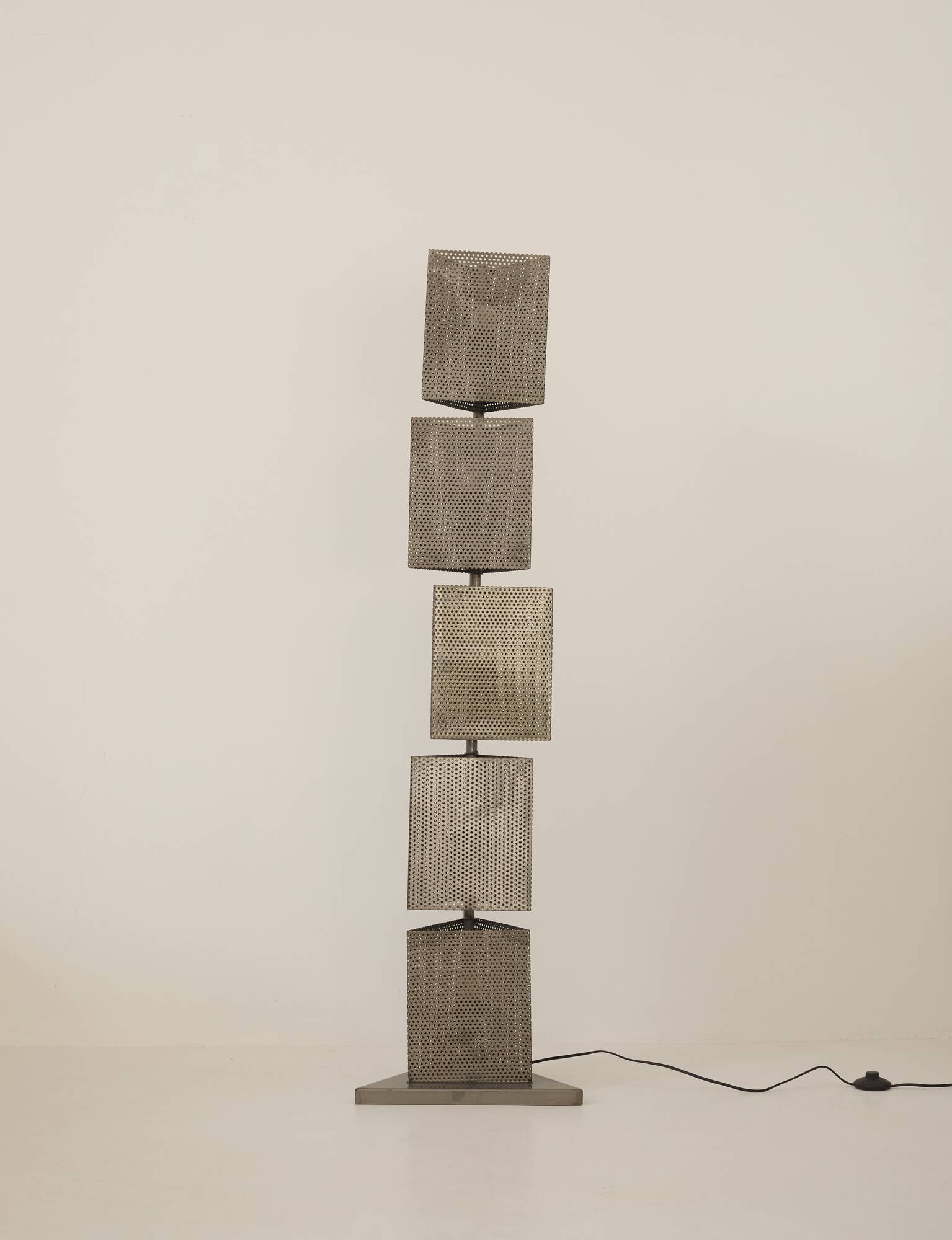 Lampadaire 5 feux mobiles Moderniste en métal perforé Circa 1980