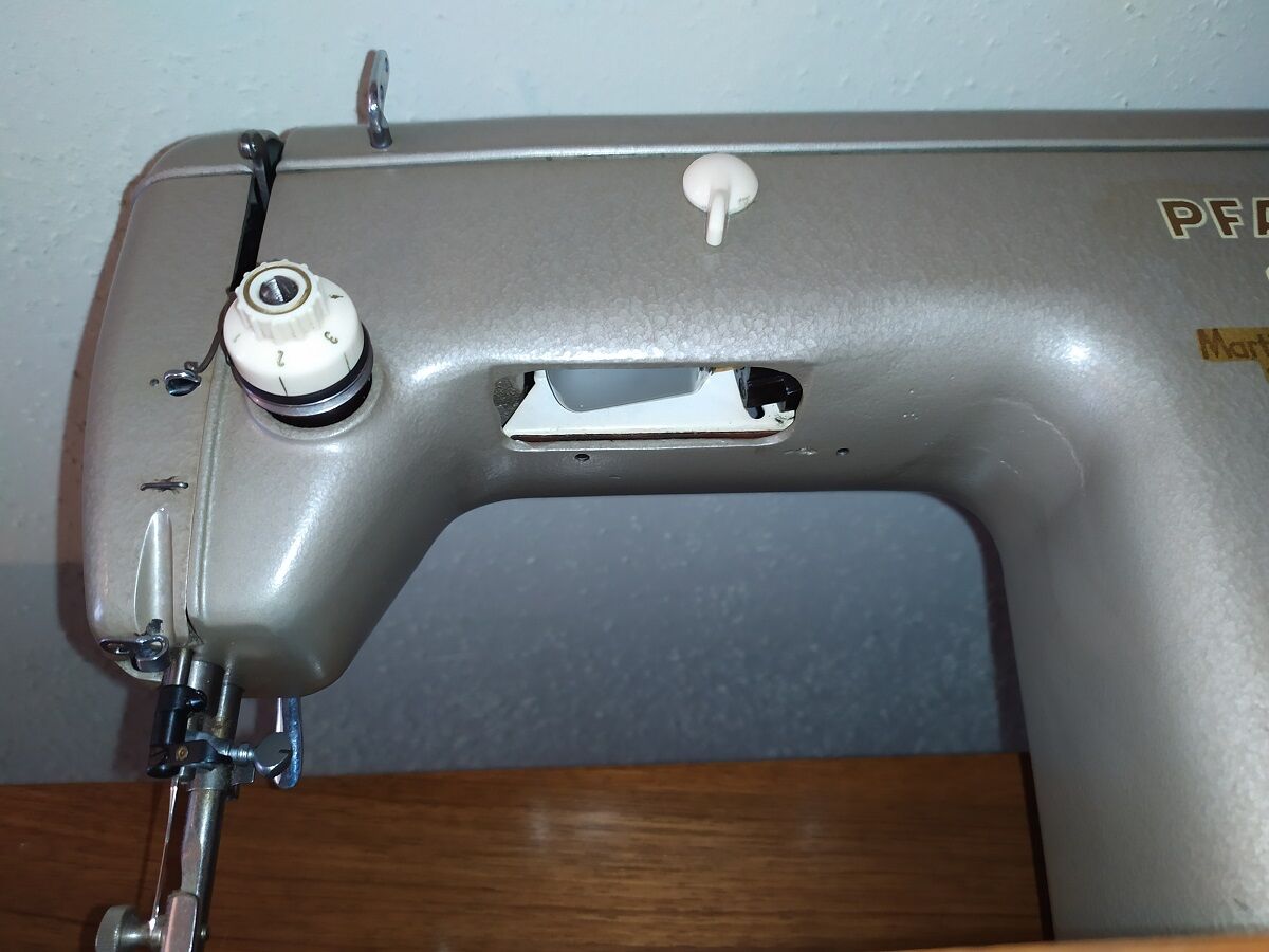Meuble + machine a coudre pfaff 60