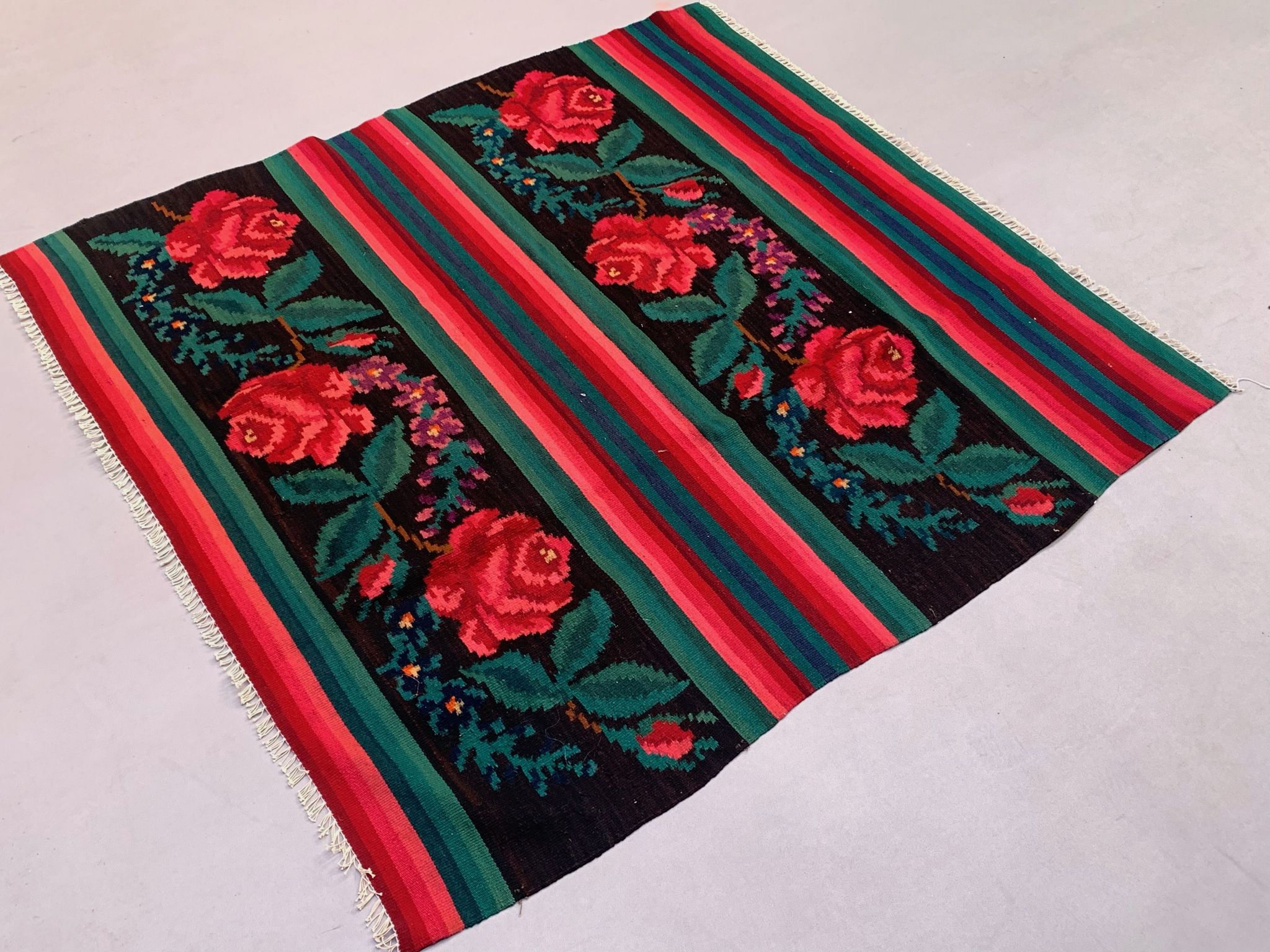Vintage moldovan square kilim 150x135 cm