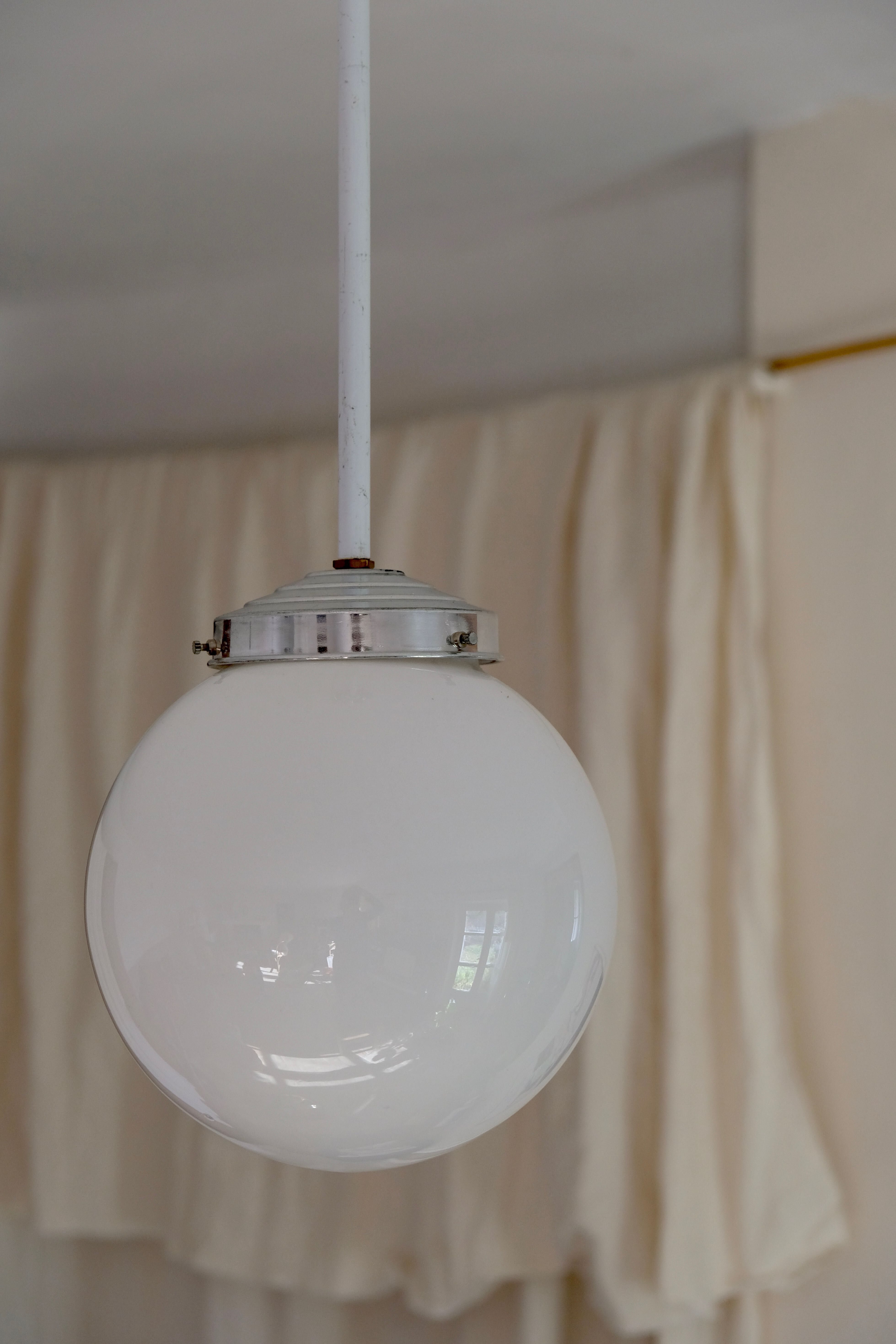 Hanging globe opaline 20s