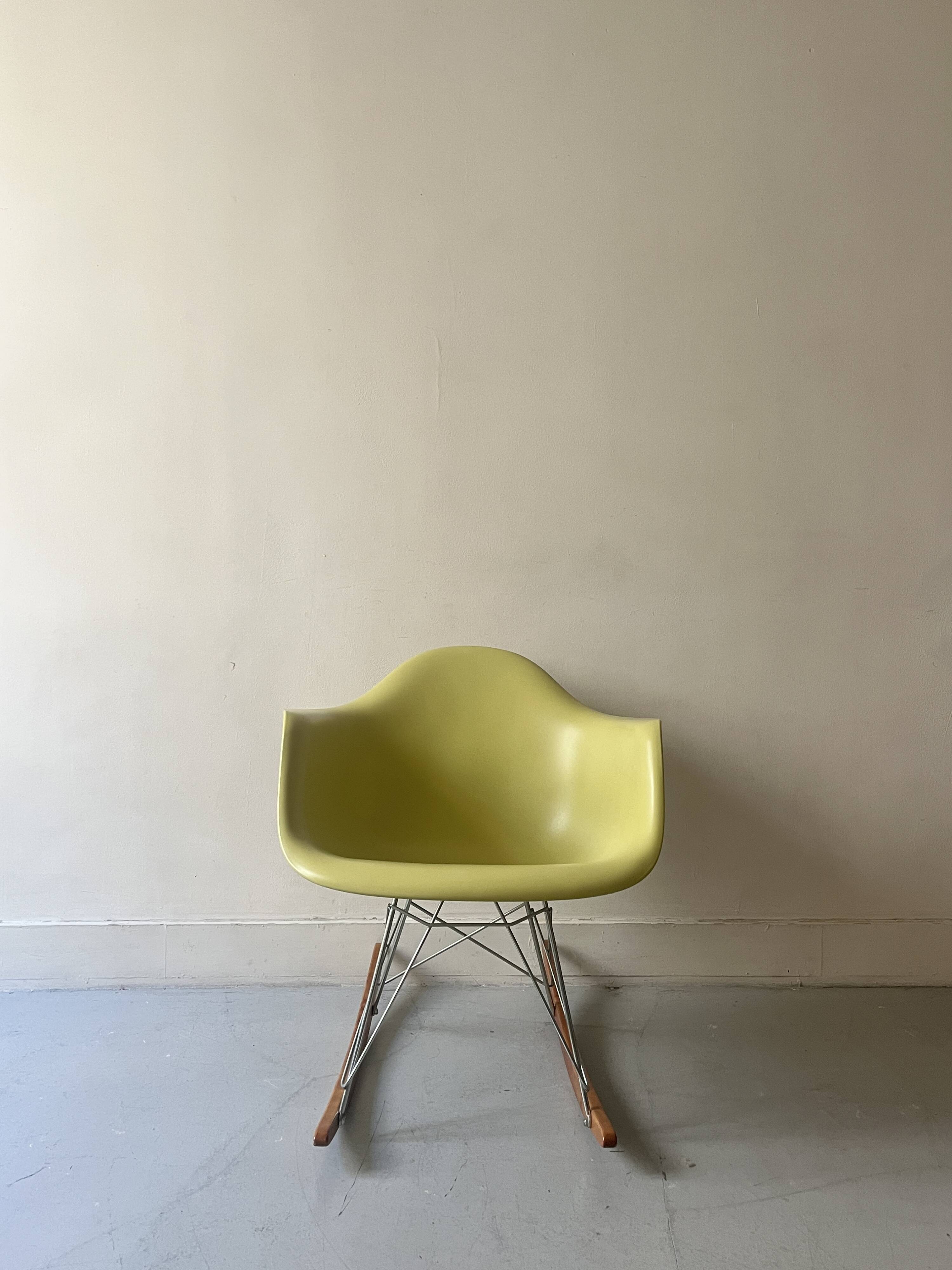 Rocking chair design Eames Plastic Armchair RE RAR, edition Vitra
