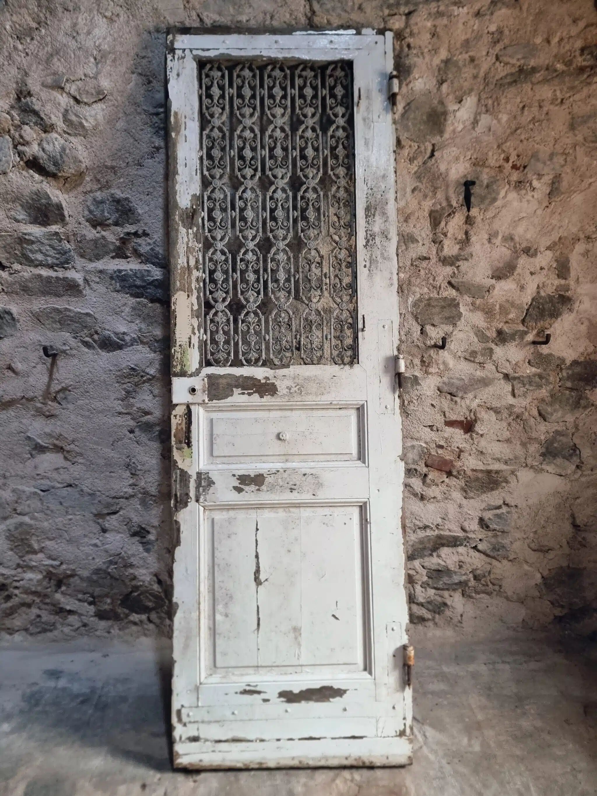 Porte d'entrée ancienne en chêne avec grille en fonte, récupération architecturale française