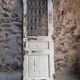 Porte d'entrée ancienne en chêne avec grille en fonte, récupération architecturale française