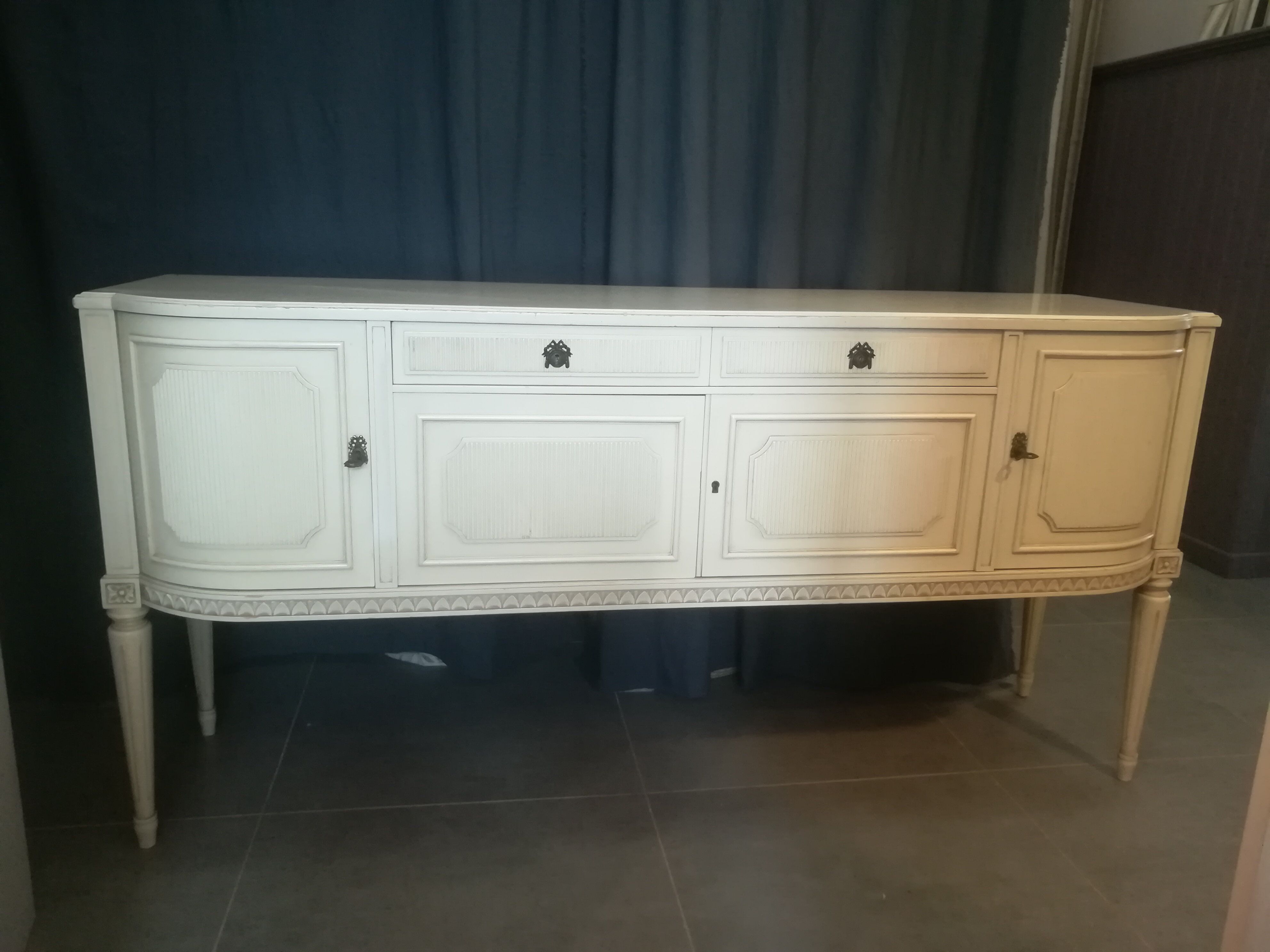 Enfilade style Louis XVI lacquered cream