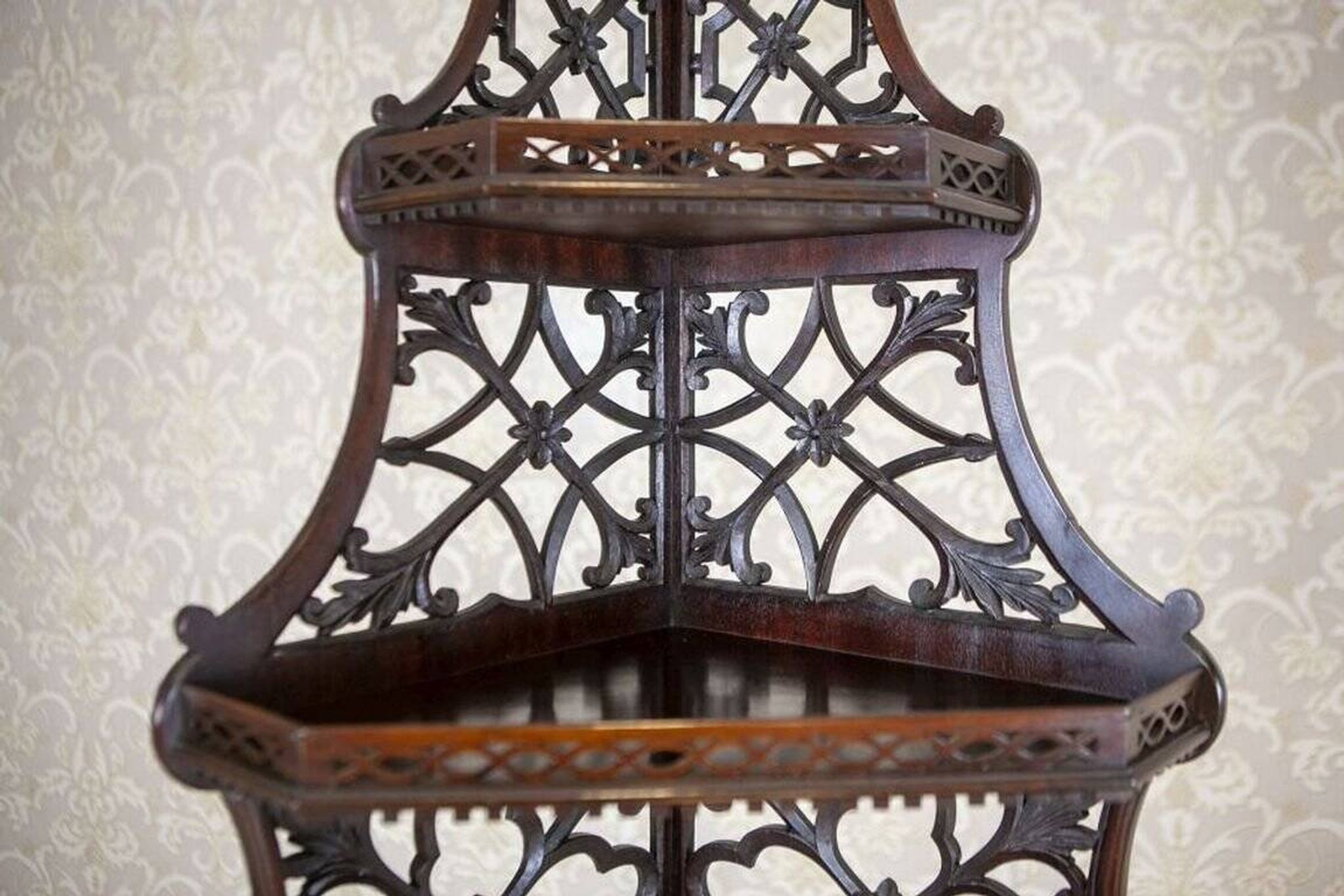 Cabinet d'angle en acajou, années 1890