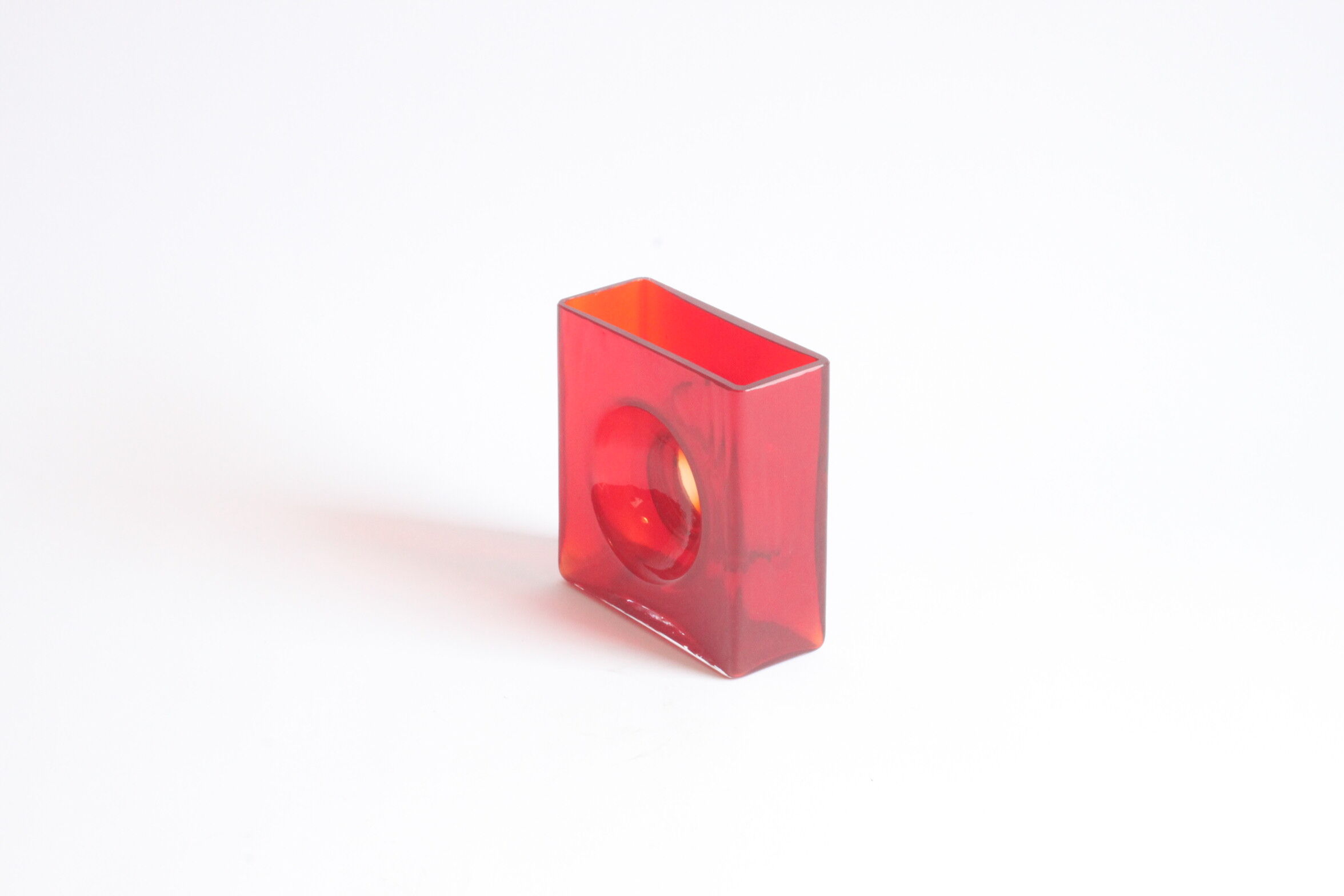 Diabolo red lens vase by Christian Tortu
