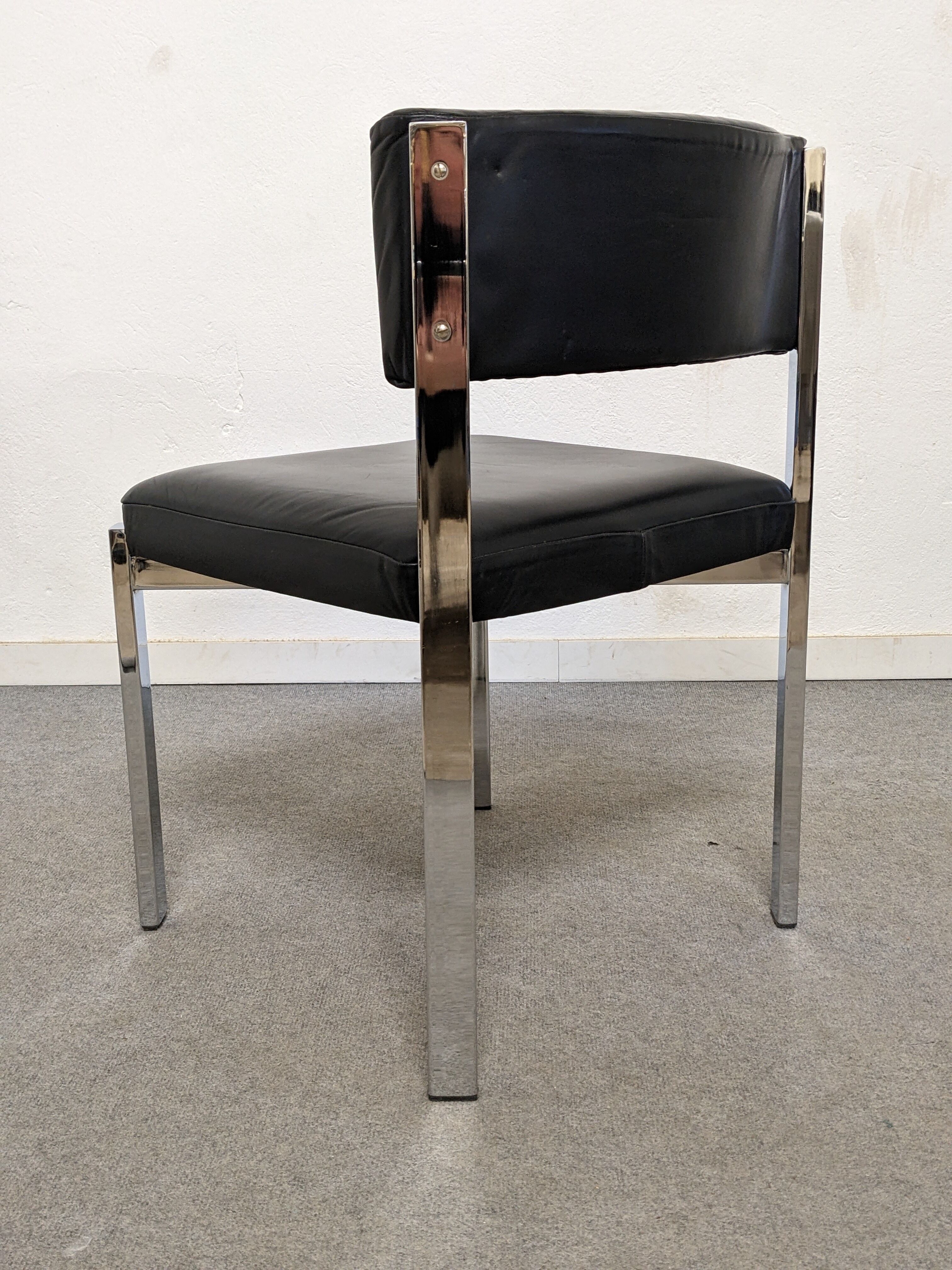 Série de 4 chaises en cuir et acier chromé Roche Bobois des années 70