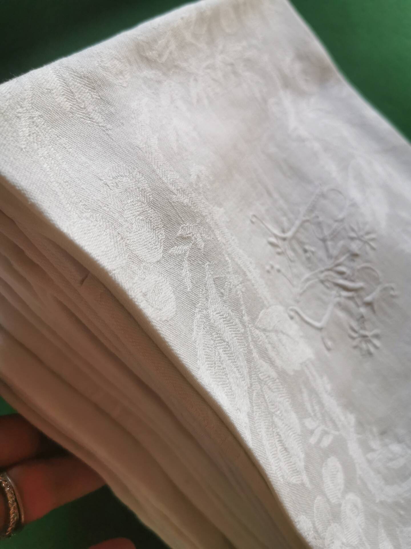 12 damask linen table napkins with an antique silk monogram from the 19th century.