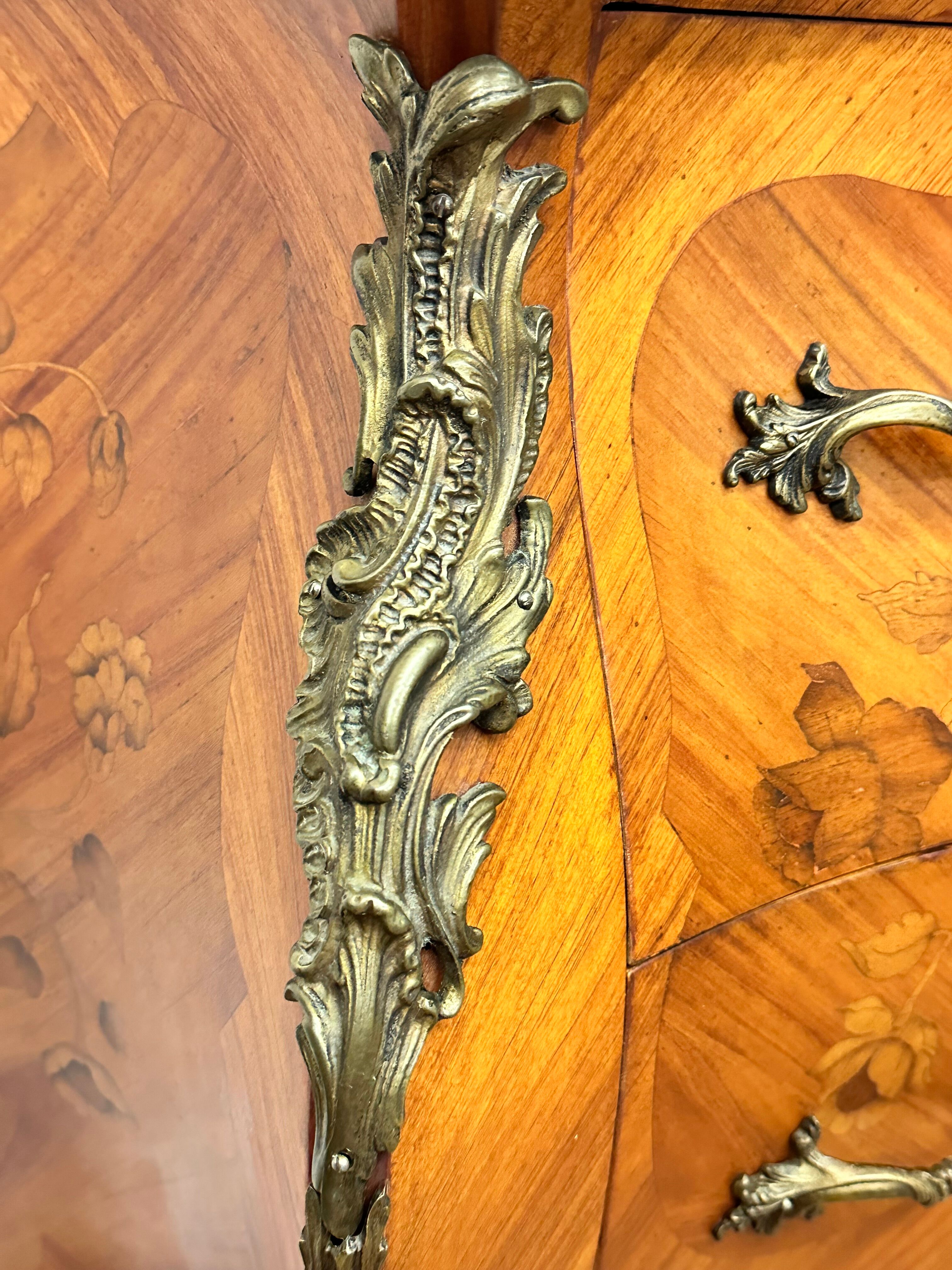 Curved chest of drawers in Louis XV style