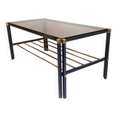 Table basse porte revue Années 60 verre fumé métal et laiton Largeur 94,2 cm