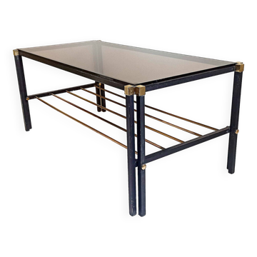 Table basse porte revue Années 60 verre fumé métal et laiton Largeur 94,2 cm