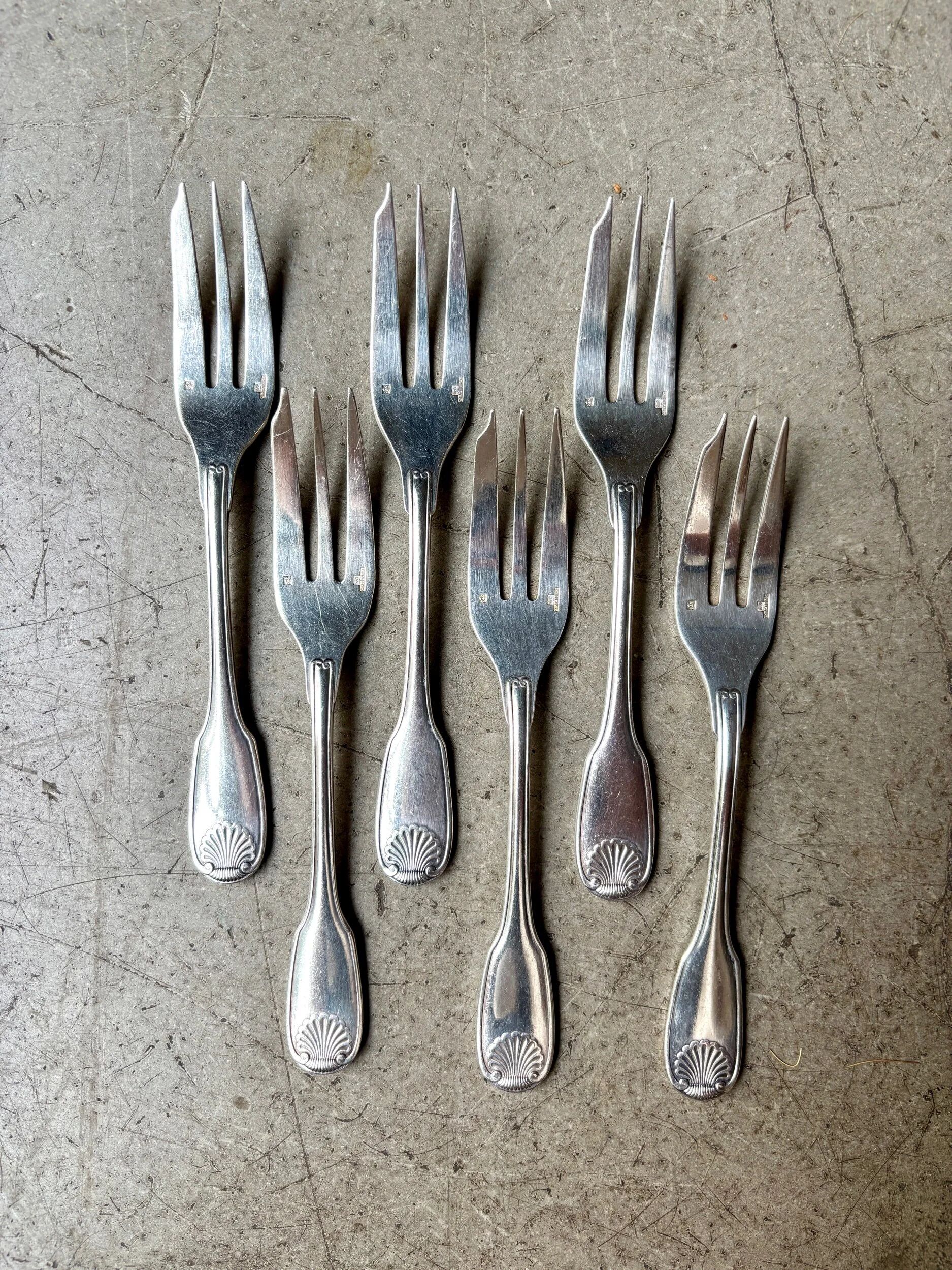 6 dessert forks, Christofle pie in silver-plated metal, shell decoration.