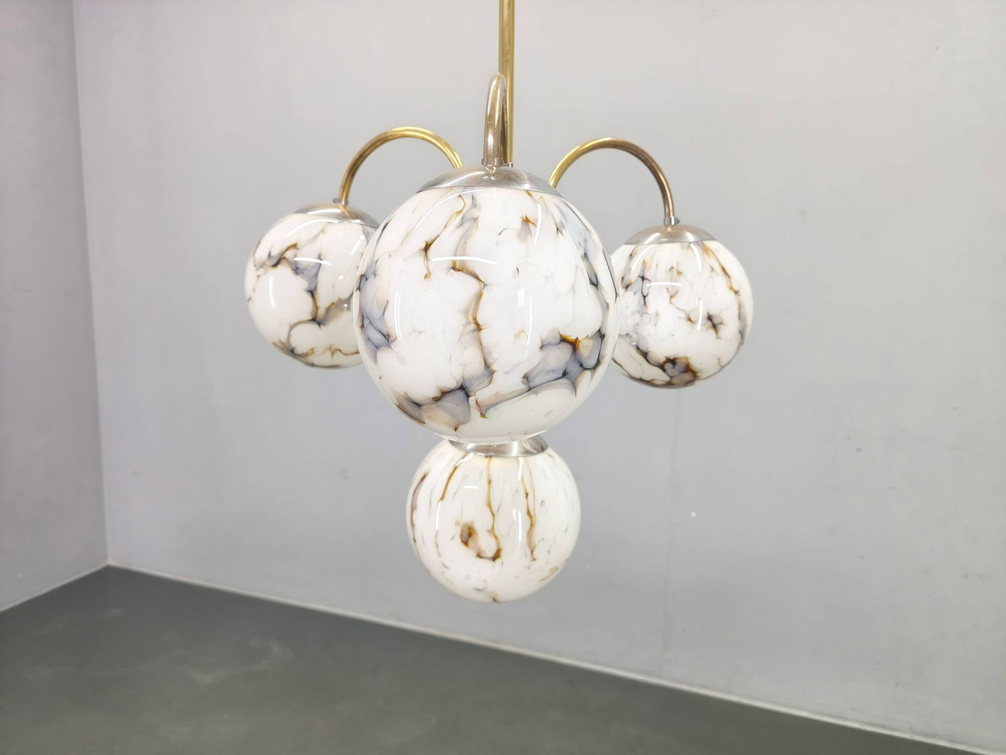 Chandelier Art Déco, verre marbré, laiton et chrome, années 1930