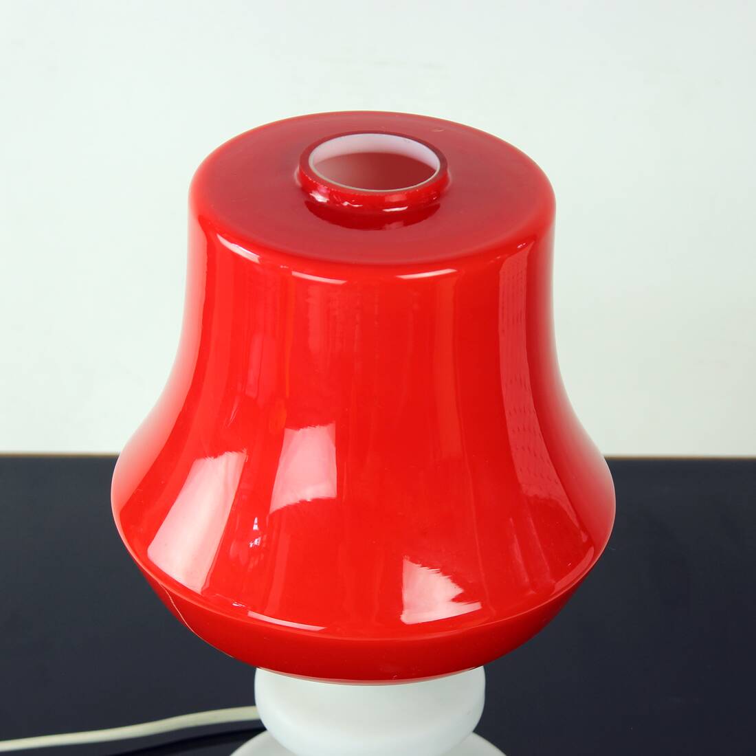 Lampe de table en verre opalin rouge et blanc par Stefan Tabery, 1960s