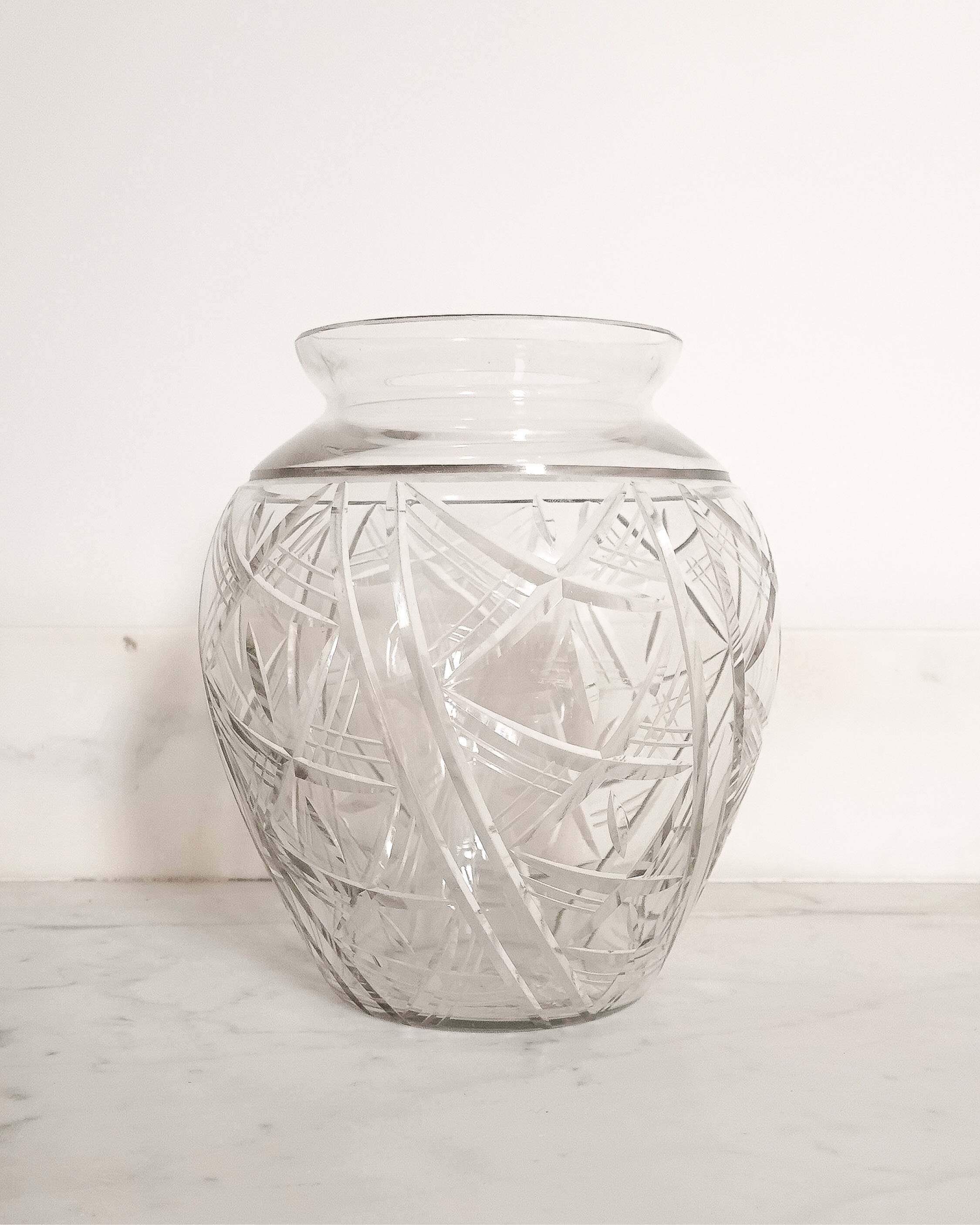 Vase en verre transparent forme boule style art déco