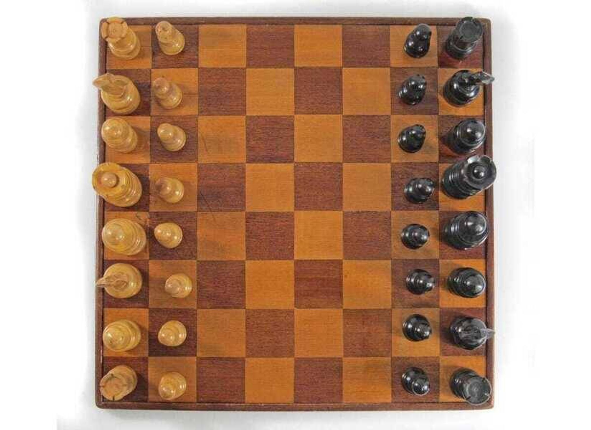Ensemble d'échecs en bois ancien et plateau