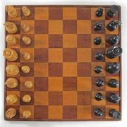 Ensemble d'échecs en bois ancien et plateau