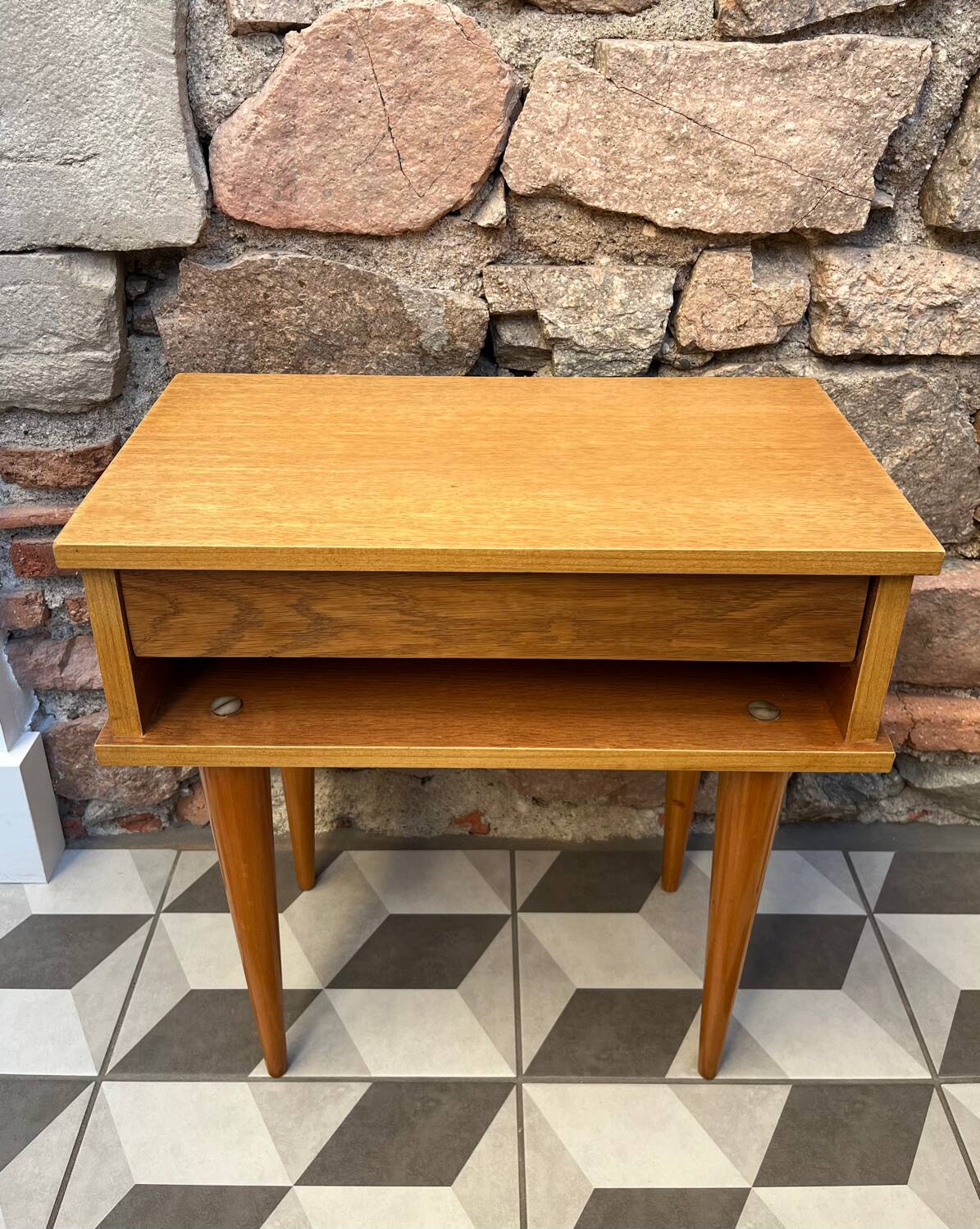 Spindle-legged bedside table from the 60s/70s.