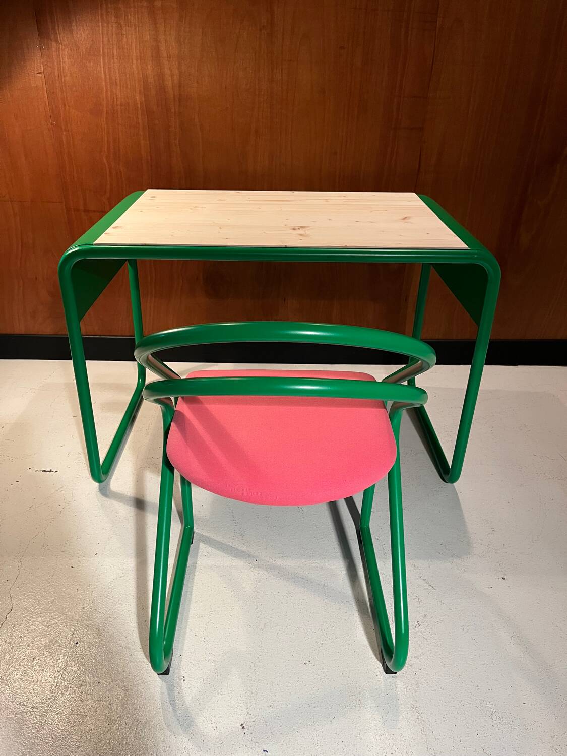 Bureau et sa chaise vintage vers 1980