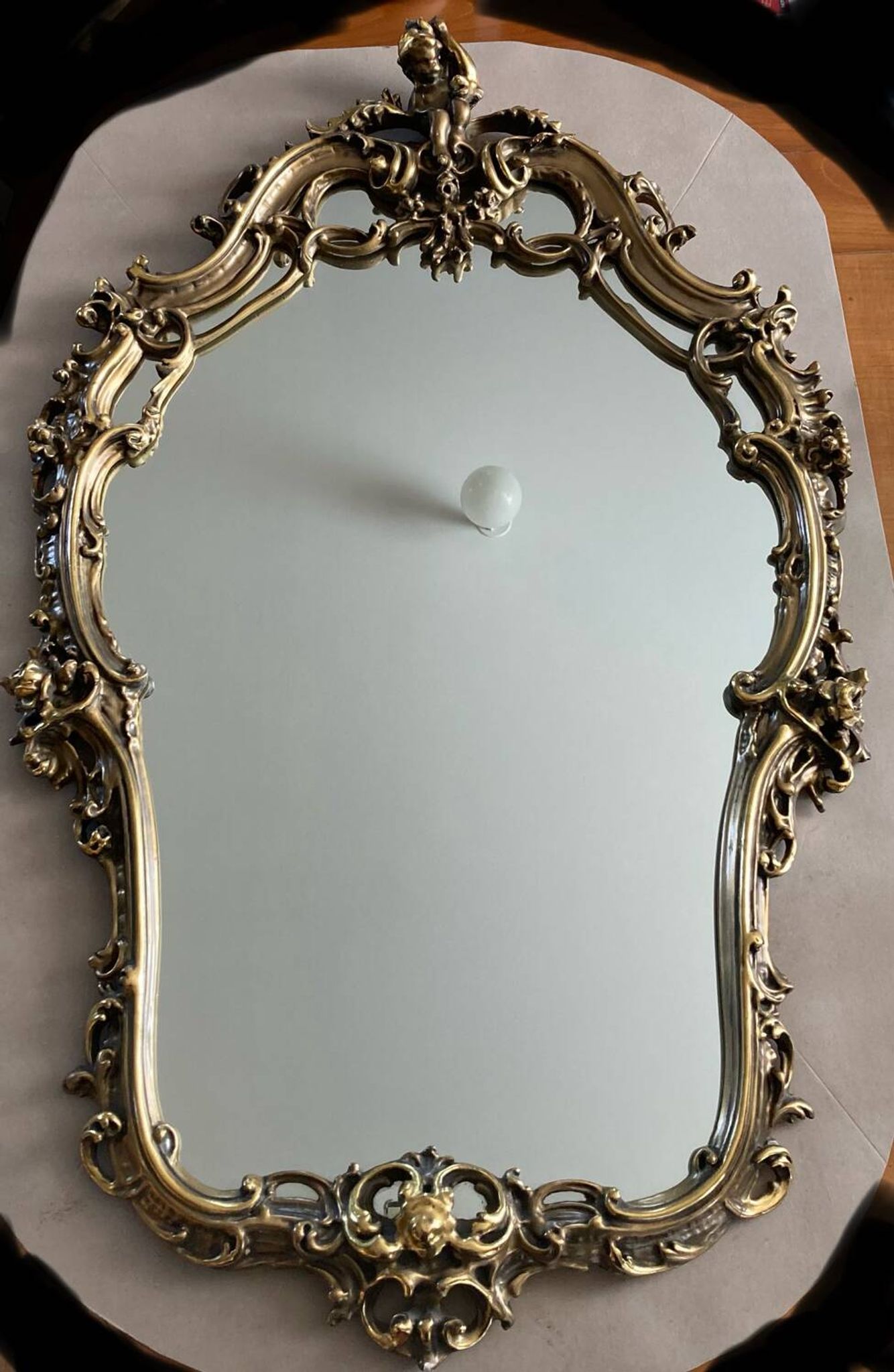 Rocaille style mirror from the 20th century in wood and gilded stucco, Putto on the pediment