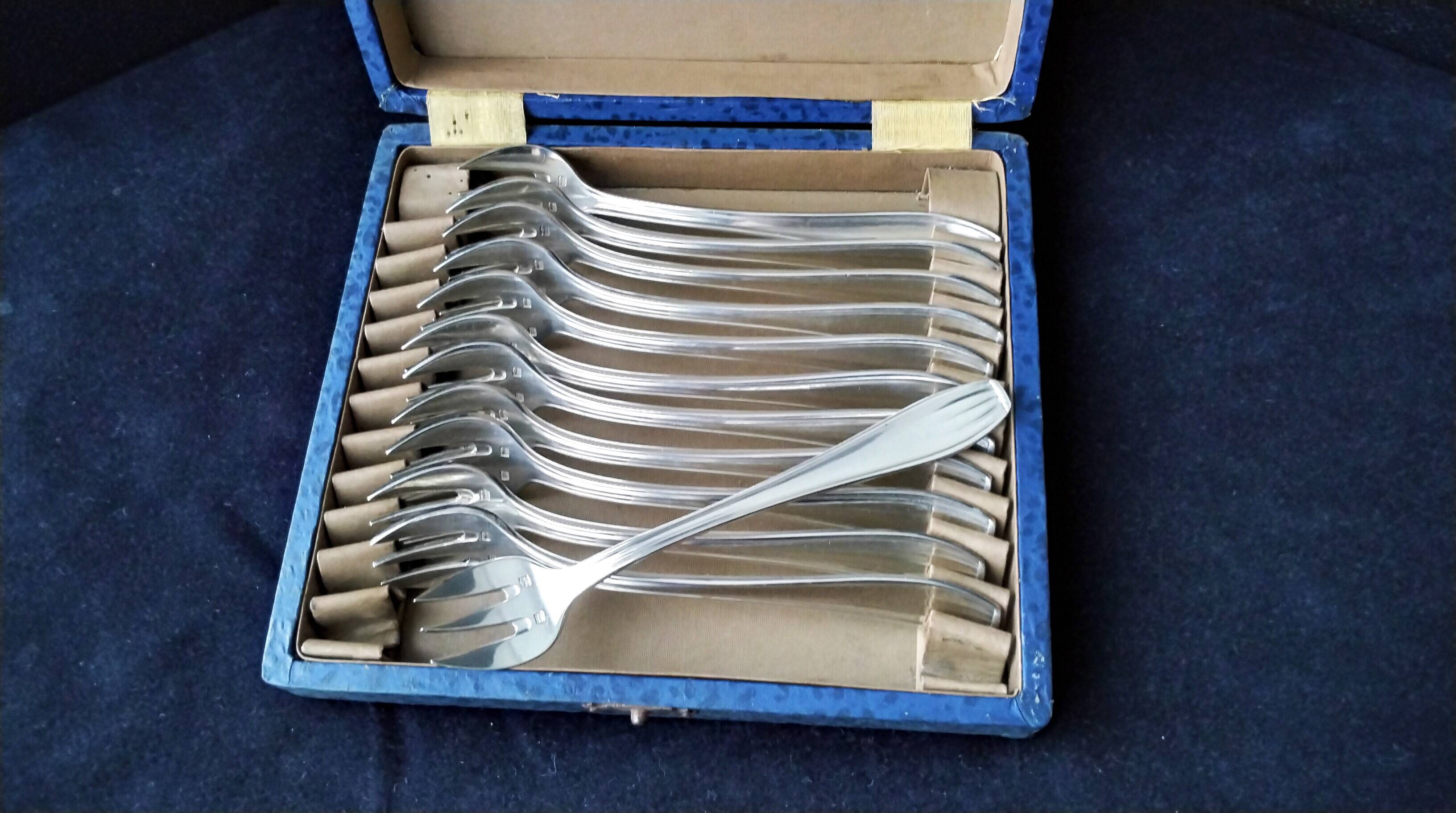 Coffret de 12 fourchettes à huitres en métal argenté