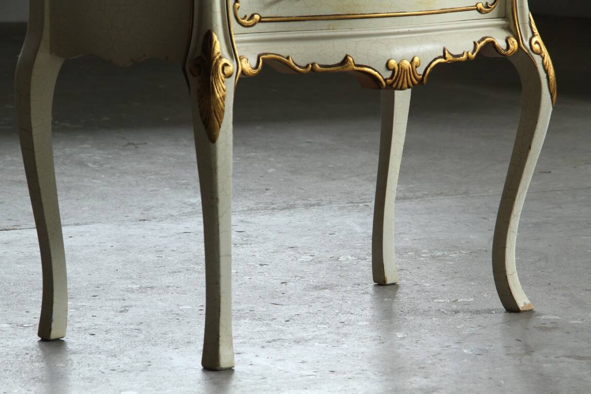 Vintage pair of 20th century Venetian Baroque style nightstands in painted wood