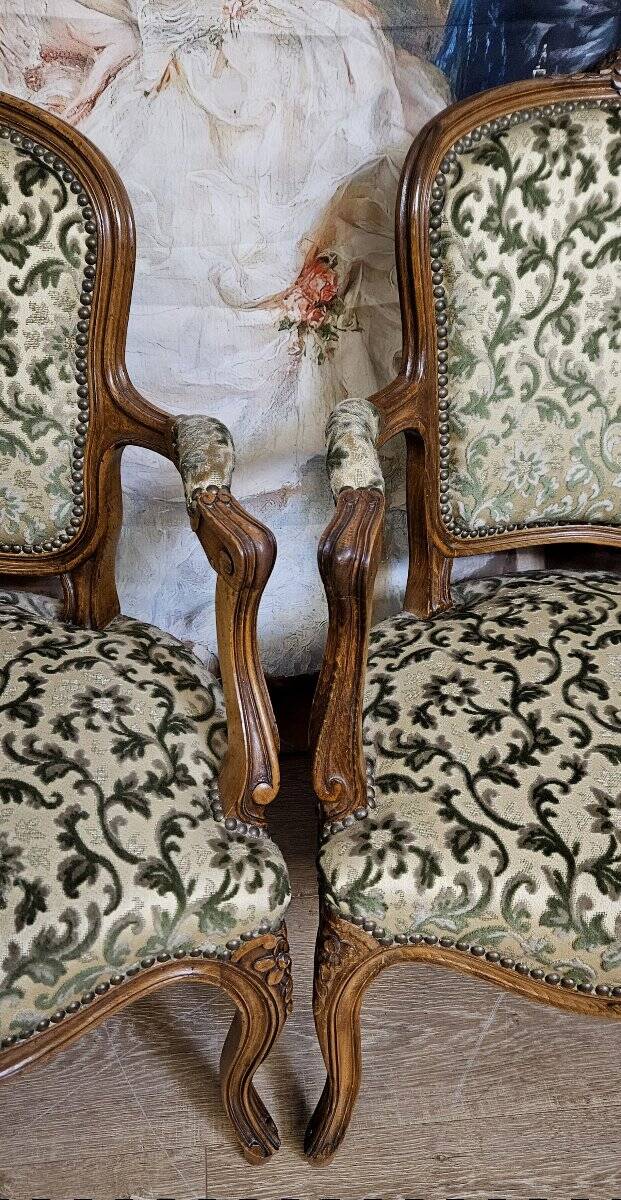 Paire de fauteuils style Louis XV, en bois massif finement sculpté