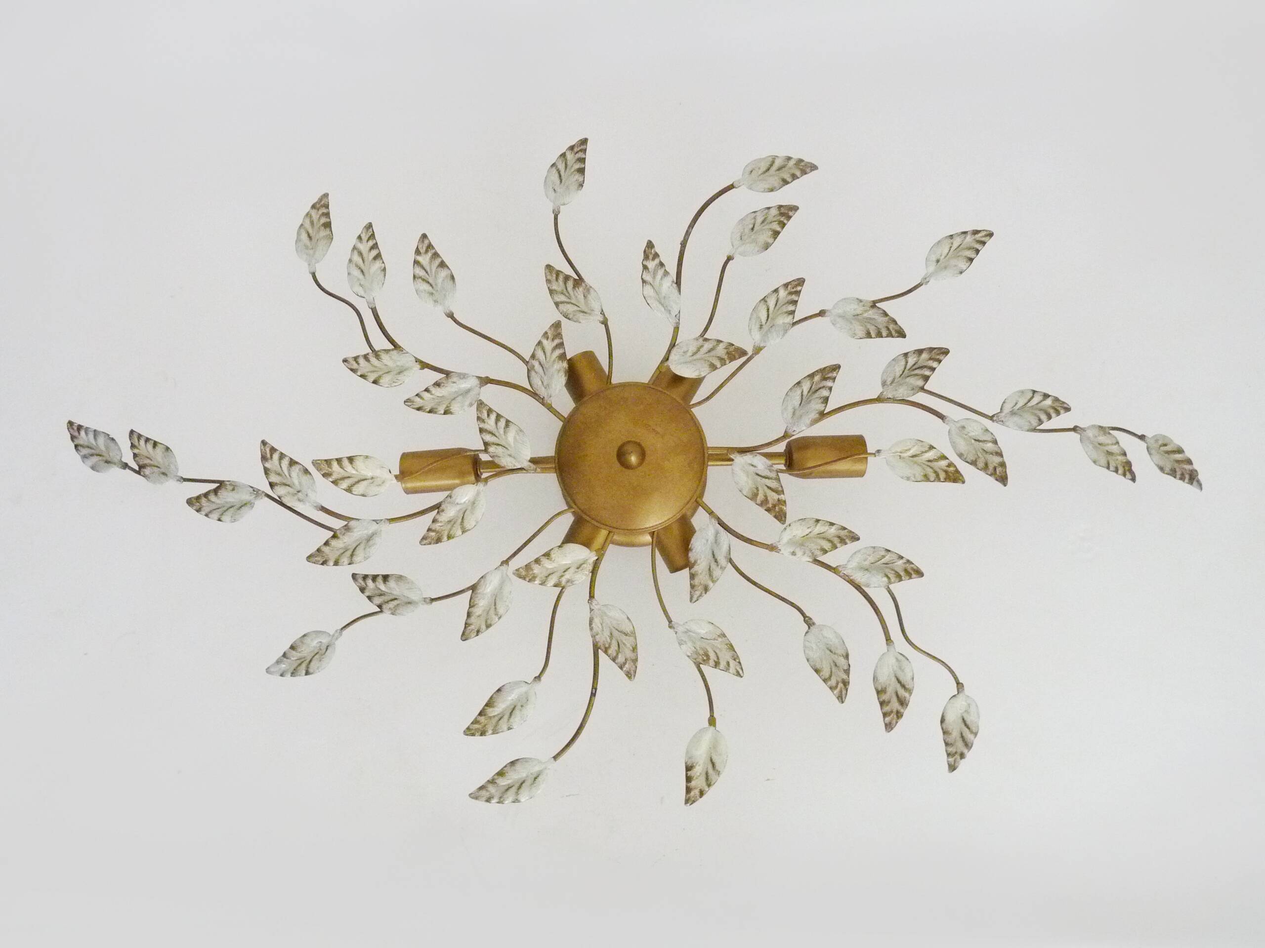Vintage ceiling light in gold metal with foliage decoration. 6-light ceiling light.