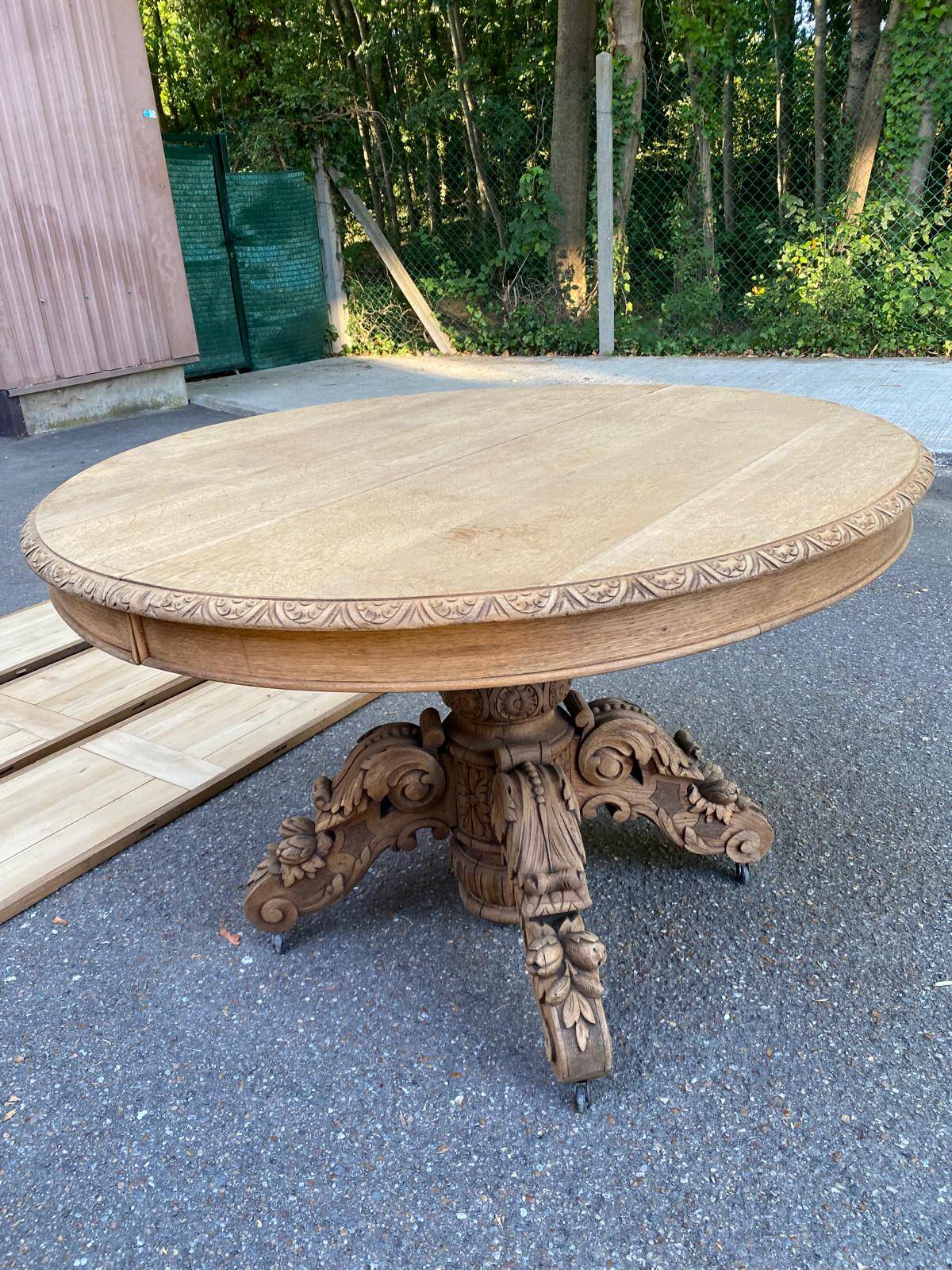 Round extendable dining table Napoleon III renovated in 19th-century oak.