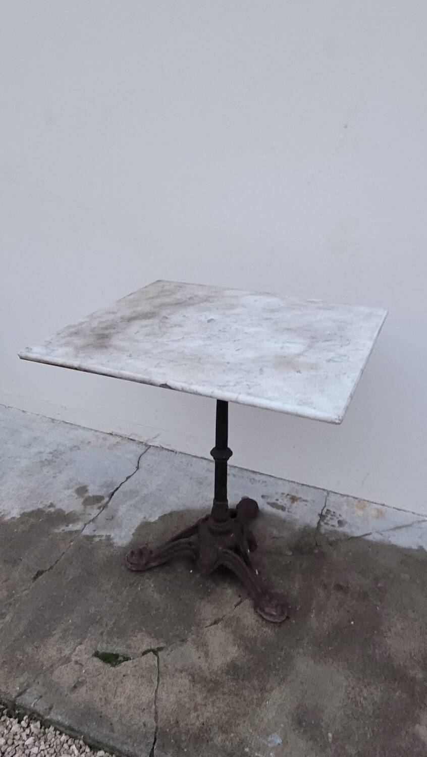 Bistro pedestal table in marble and cast iron lion paws