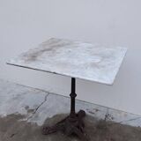 Bistro pedestal table in marble and cast iron lion paws