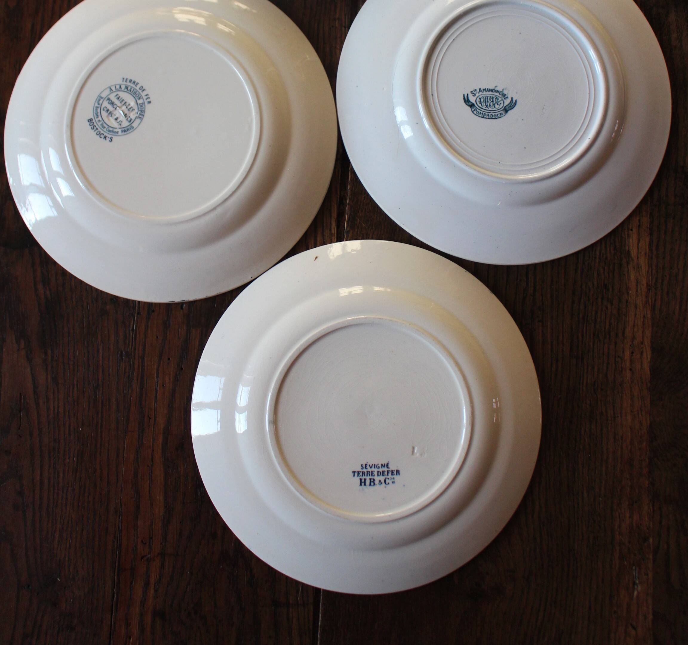 A set of 4 flat plates Terre de fer mismatched blue