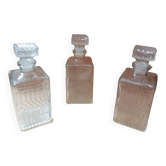 Série de 3 carafes whisky liqueur en verre moulé + bouchons vintage