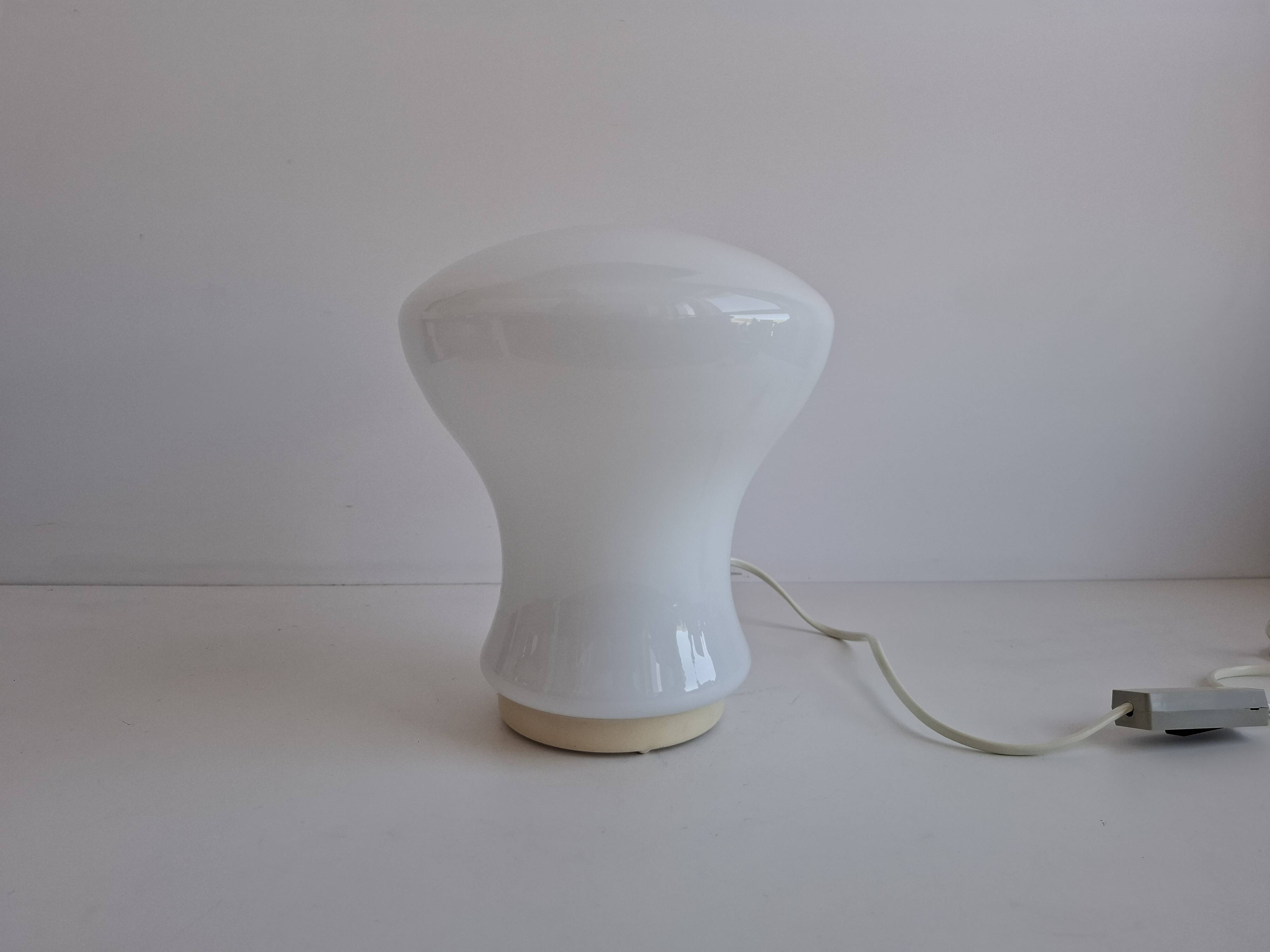 Lampe de table en verre opalin tchécoslovaque d'Ivan Jakeš des années 1970
