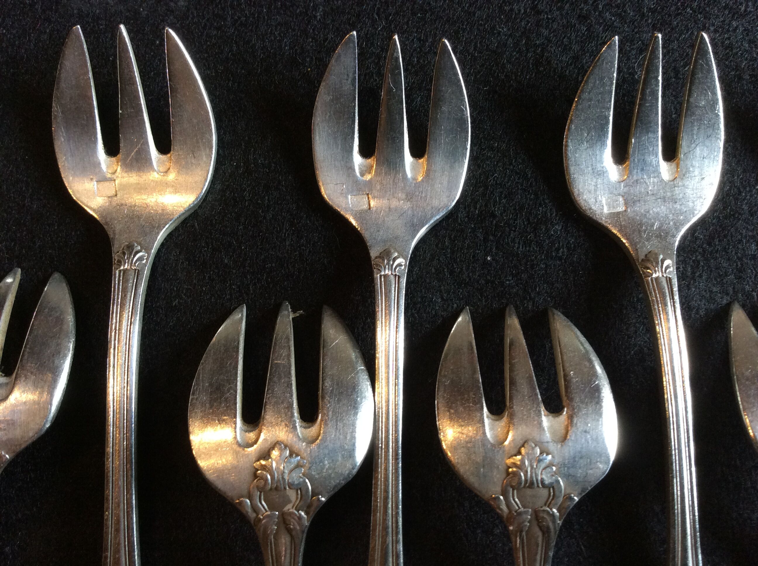 12 oyster forks & box