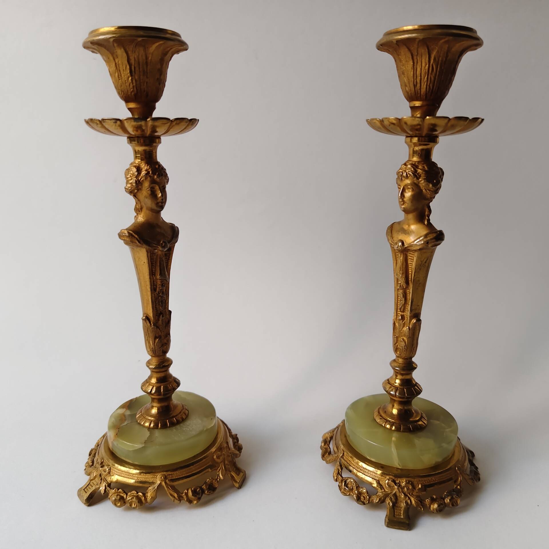 Pair of neoclassical candle holders in gilded bronze and green onyx, bust of