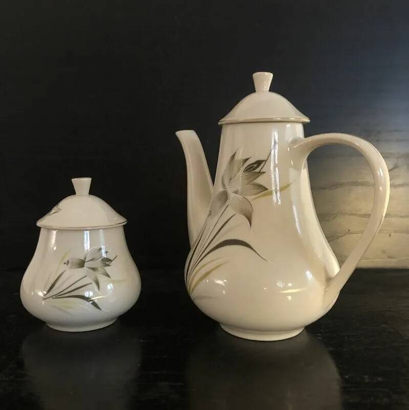 Coffee pot and sugar bowl in porcelain