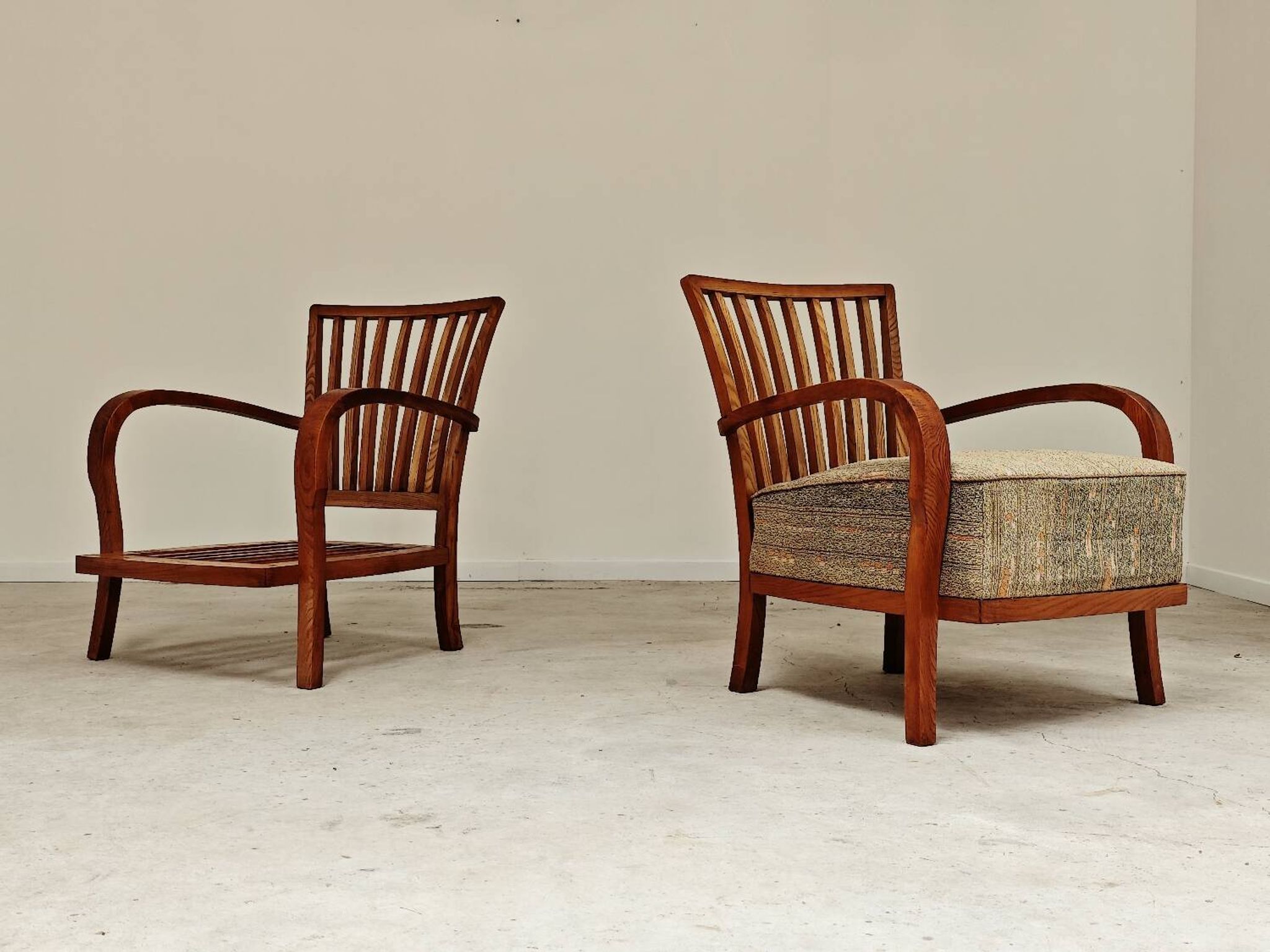 Paire de fauteuils Krasna Jizba Art déco bois massif