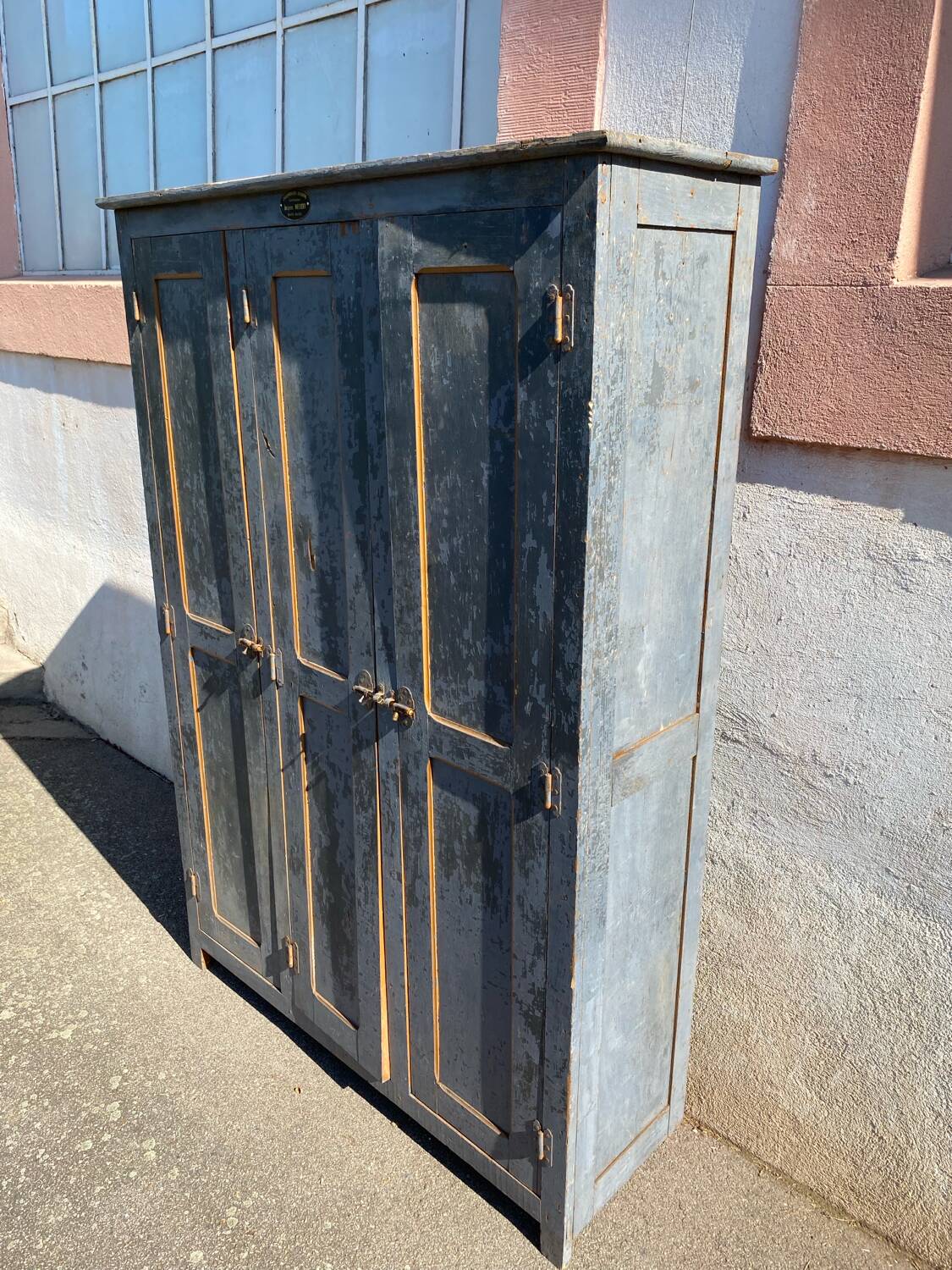 Wooden wardrobe with 3 doors